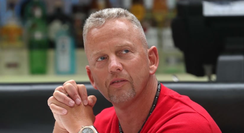 Schobert Norbi dalra fakadt az autójában, de előre üzent a negatív kommentelőknek: „Lapozzanak tovább” – videó