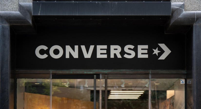 Eltávolította a Converse a reklámját, miután többen a Ku-Klux-Klan jelképét látták benne
