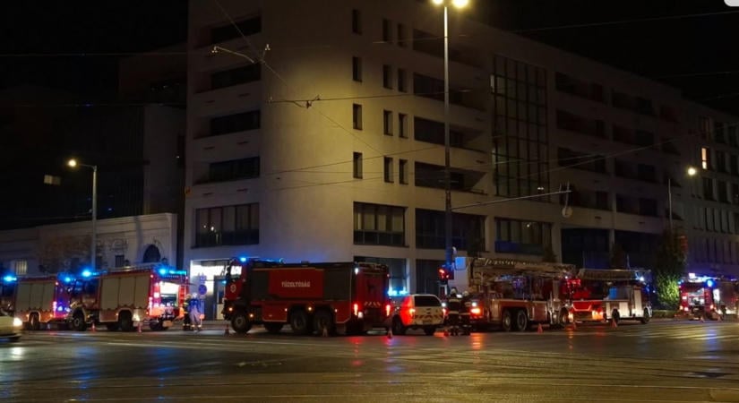 Kilenc tűzoltóegység vonult a Párizsi Udvarhoz, ötven embernek kellett elhagynia az otthonát