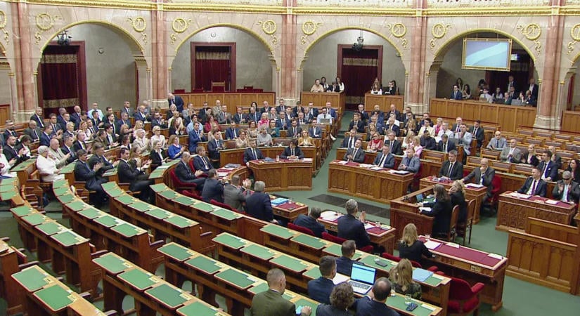 Felfüggesztették Hankó Balázs mentelmi jogát, őrizetbe vették Seszták Miklóst