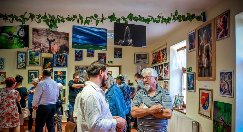Ahol a művészet és a közösség összeér: különleges tárlat nyílt a településen (fotókvideó)