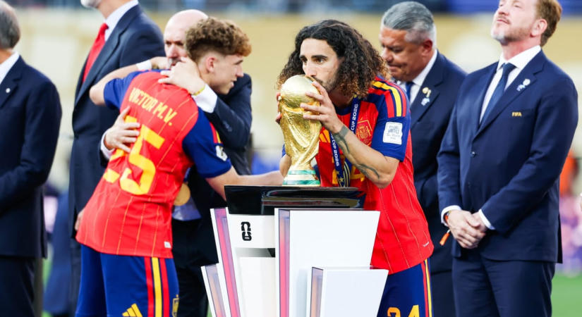 Fotó: Cucurella magára tetováltatta a spanyol szövetségi kapitány arcképét