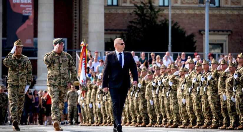 Bukott ezredest helyezhet a Tisza a Katonai Nemzetbiztonsági Szolgálat élére