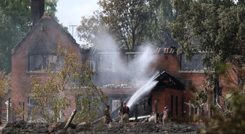 Életéért futott az anya, miközben az erdőtűz elnyelte otthonukat – videón a menekülés