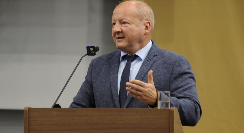 Simicskó István szerint a Tisza Párt homályban hagyja a családtámogatások jövőjét (VIDEÓ)