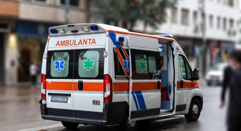 Kisgyerek esett ki egy tömbház harmadik emeletéről