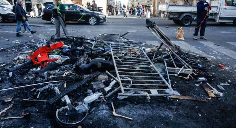 Figyelmeztet a külügy: Tömegtüntetések és útlezárások várhatók Franciaországban