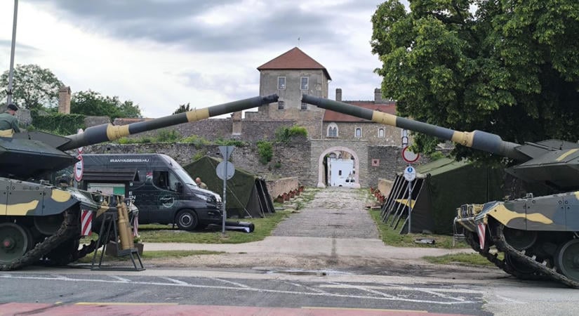 Több száz tatai katonacsaládot érint, a bérkorrekcióról kérdeztük a minisztériumot