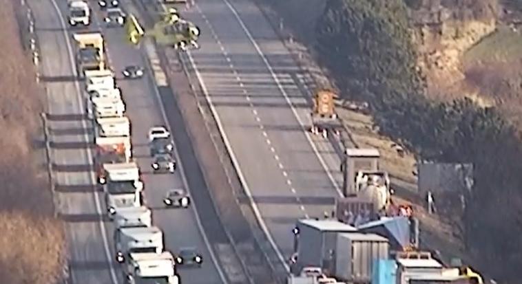 VIDEÓ: Alig volt hely a két jármű között, de ő bevágott. Súlyos baleset lett belőle