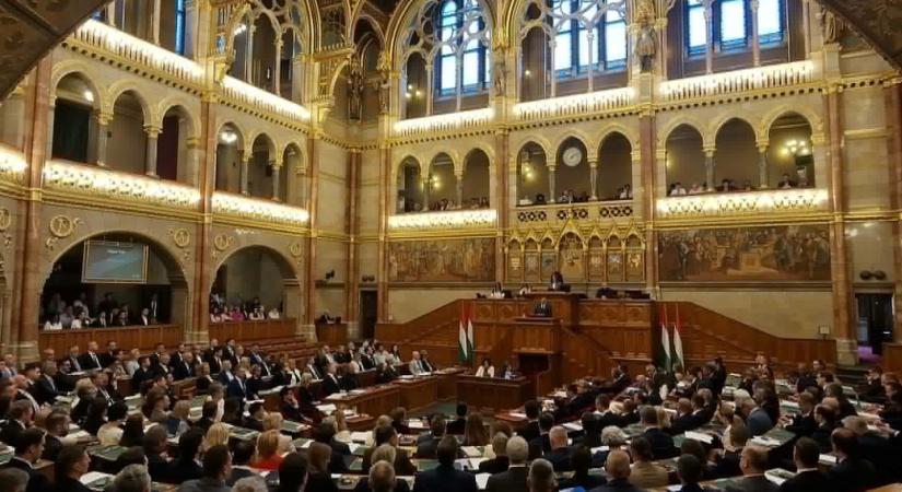 A Pest Vármegyei Közgyűlés elnöke nem viseli jól a fizetéscsökkentést
