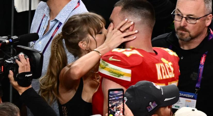 Taylor Swift és Travis Kelce összeházasodtak, Adam Sandler eskette meg őket