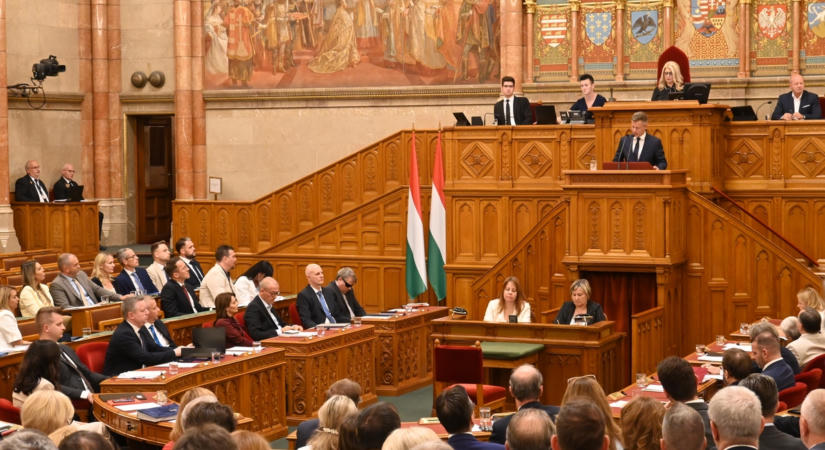 Magyar Péter felszólal, majd jöhetnek az azonnali kérdések – ez lesz a parlamentben