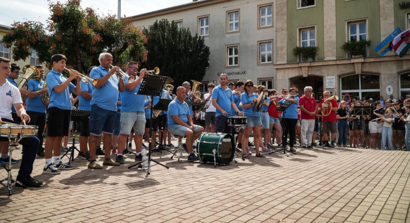 Szóljon a bányászhimnusz! Kétszáz fúvós adott koncertet Komlón, a barcsiak is ott zenéltek