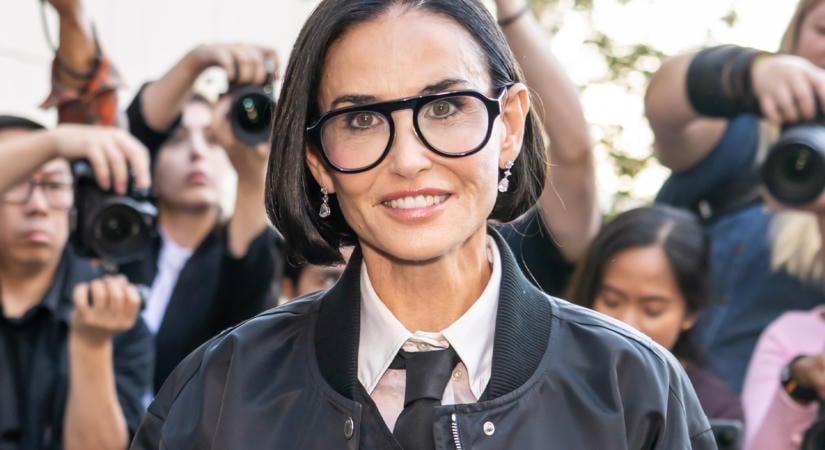 Demi Moore búcsút intett hosszú fekete hajának: extrém rövid frizurával jelent meg a New York-i divathéten