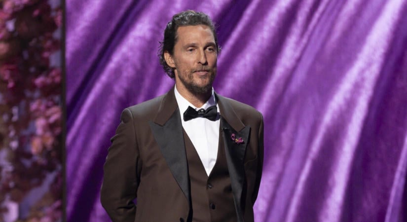 Egészen szürreális helyzetben találták Matthew McConaughey-t a férfi mosdóban