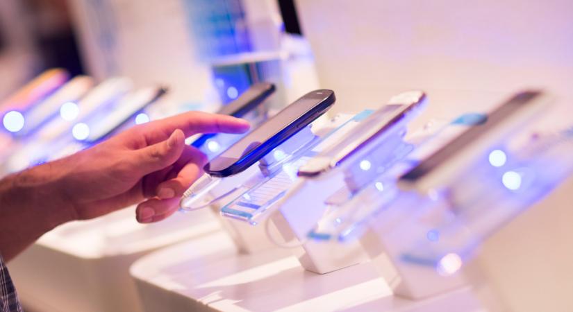 Ezekért a mobilokért áll sorba most mindenki a műszaki boltokban: brutális a várólista