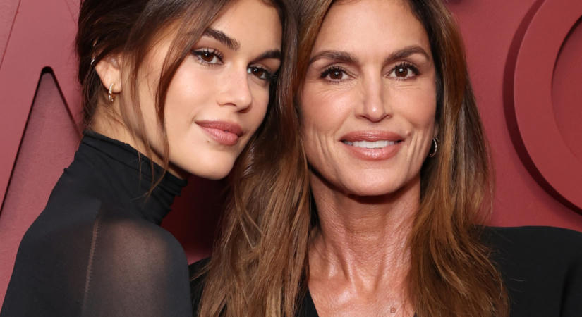 Mintha Cindy Crawford lépett volna vissza a '90-es évekből: Kaia Gerber tökéletesen megidézte édesanyja ikonikus stílusát - FOTÓ