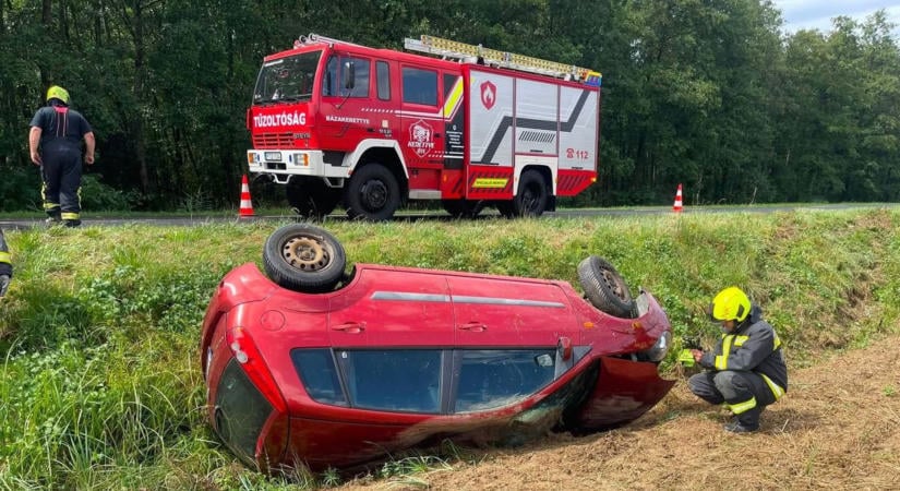 Két autó is árokba borult szinte ugyanott szombaton – képek a balesetekről