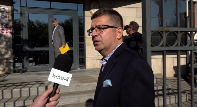 Őrizetben Seszták Miklós, akinek a parlamenti döntéssel egyidőben kezdődött meg a kihallgatásahallgatása