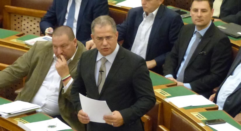„Látványpékség” – Kósa Lajos szerint figyelemelterelés zajlik az őrizetbe vételekkel
