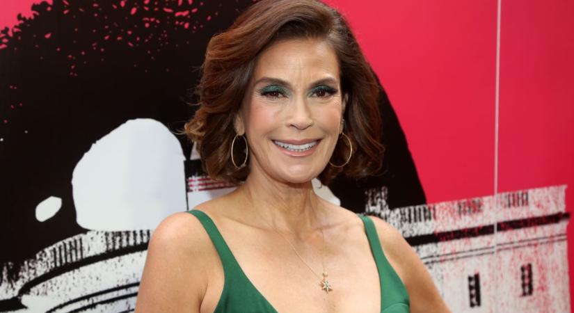 A Született feleségek sztárja, az 58 éves Teri Hatcher bámulatosan festett a vörös szőnyegen