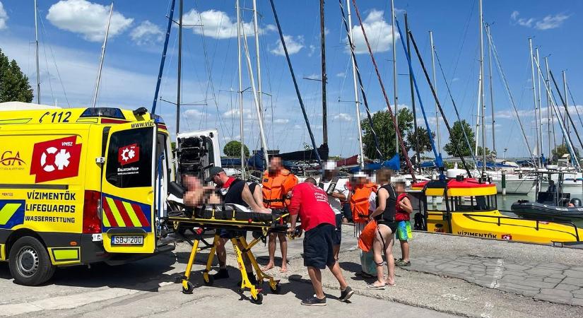 Kilenc embert sodort el a szél Balatonalmádinál, újraélesztéshez is riasztották a vízimentőket képek