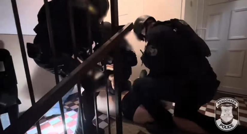 Videó: alsónadrágban fogtak el egy férfit, aki fegyverrel rabolt ki egy benzinkutat Nagykanizsán