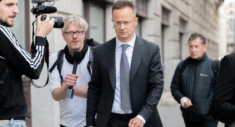 Külügyminisztériumi munkatársakkal tölthették fel Szijjártó Péter sajtótájékoztatóinak termeit
