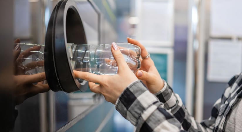 50 forintért túrják fel a kukákat, egyre nagyobb problémát okoznak a szétszórt szeméthegyek
