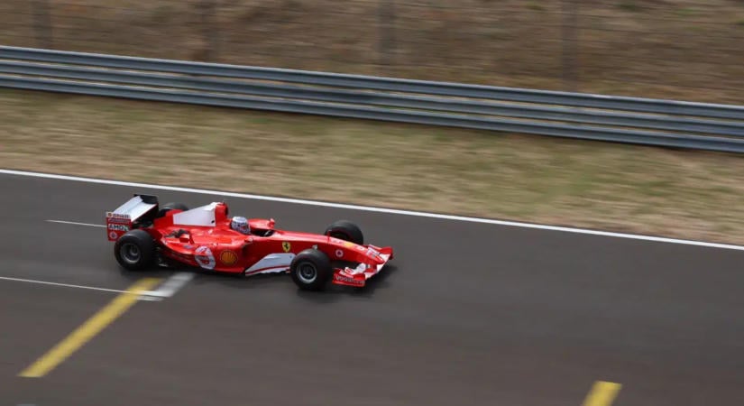 Beleborzongott a Hungaroring: Videón a visító, V10-es Ferrari!