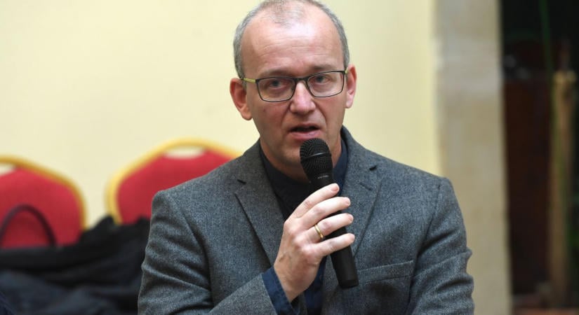 Ungváry Krisztián szerint történelmileg téves az NVVH-t az ÁVH-hoz hasonlítani