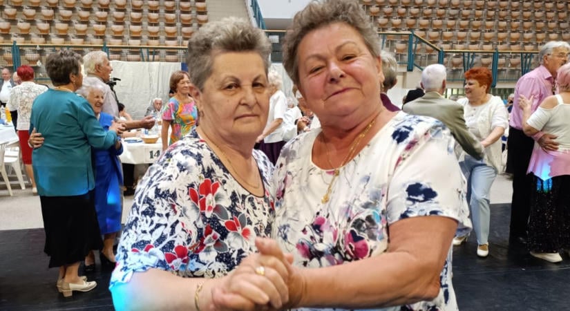 Megtelt a sportcsarnok, önfeledten ünnepeltek a makói idősek  fotók, videó