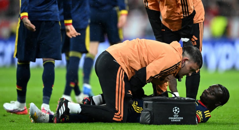 Súlyos csapás az Arsenalnak: Saka akár 8 hetet is kihagyhat