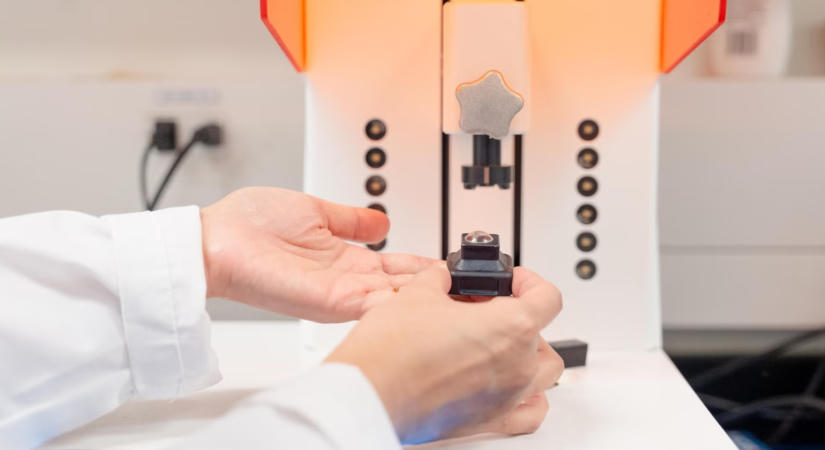 Áttörést hoz az optikákban a 3D nyomtatás: 20 perc alatt kész az egyedi kontaktlencse