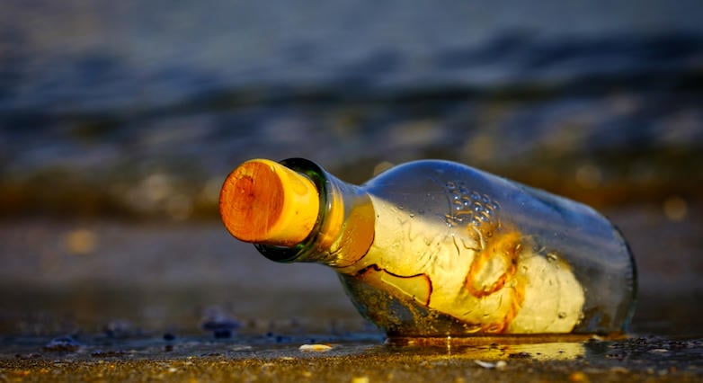 Bizarr küldeményt sodort a víz a hajóhoz: a palackban lévő üzenet sokkolta a legénységet