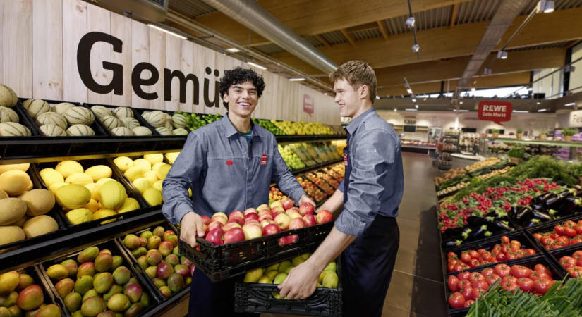 A társkeresők világát idéző kampánnyal toboroz tanulókat a Rewe
