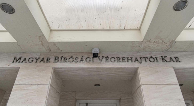 Egyszer csak megszüntették egy budapesti végrehajtó szolgálati jogviszonyát, még fellebbezni sem tud