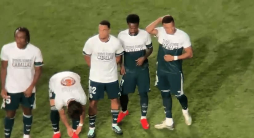 Mbappé és Vinícius Jr. is felgyűrte a ceutai lakossággal szolidaritást hirdető pólót, hogy ne látszódjon a felirat