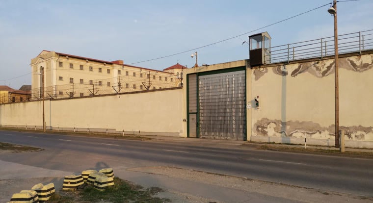 Videón, ahogy a lehető legegyszerűbb módon próbálnak telefonokat becsempészni a budapesti börtönbe: Átdobni a falon