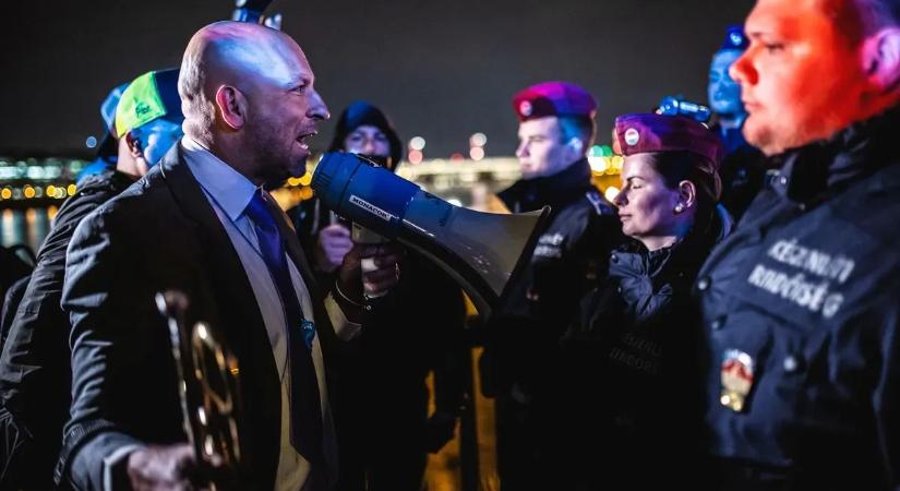 Dulakodássá fajult az ügy: rendőrök vitték el Szabó Bálintot