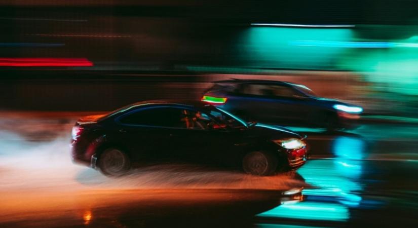 Vége a versenyzésnek, elvehetik a száguldozók autóját, börtön járhat az illegális gyorsulásért - és 16 év felett lehetne csak rollerezni