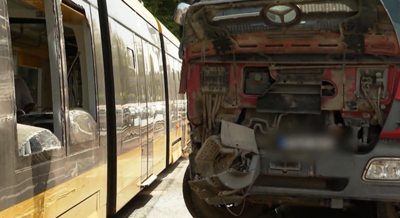 Betonkeverő tarolta le a tömött villamost Kispesten, öten sérültek meg, köztük egy 10 éves gyerek súlyosan – videó