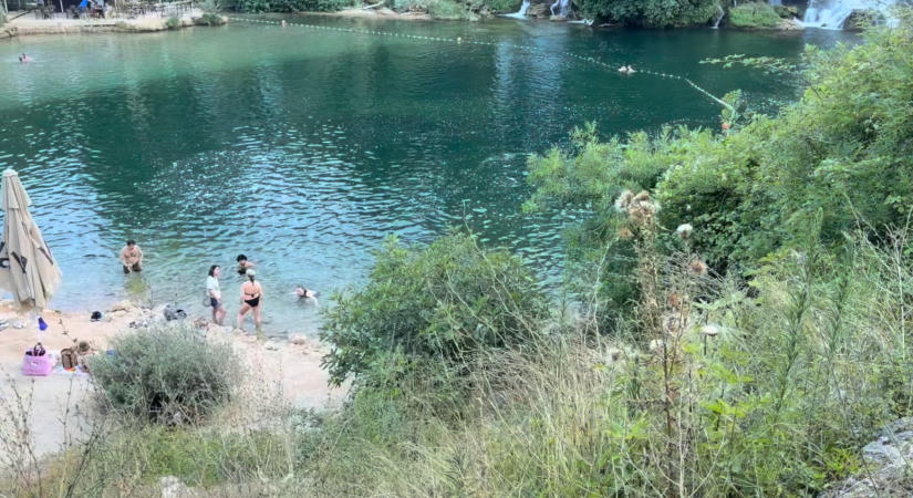 A turisták még alig fedezték fel ezt az üdülőparadicsomot: kristálytiszta a víz és a 90-es éveket idéző árak vannak