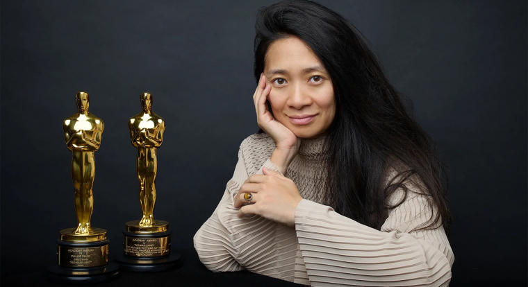 „Nem kéne leírni olyan sztorikat, amiket nem tartunk magasművészetnek” - A nomádok földje és a Hamnet Oscar-díjas rendezője beállt a képregényfilmek mögé