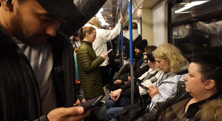 Kémkedhet a telefonon az orosz szuperapp, tízmilliókat kényszerítenek a használatára