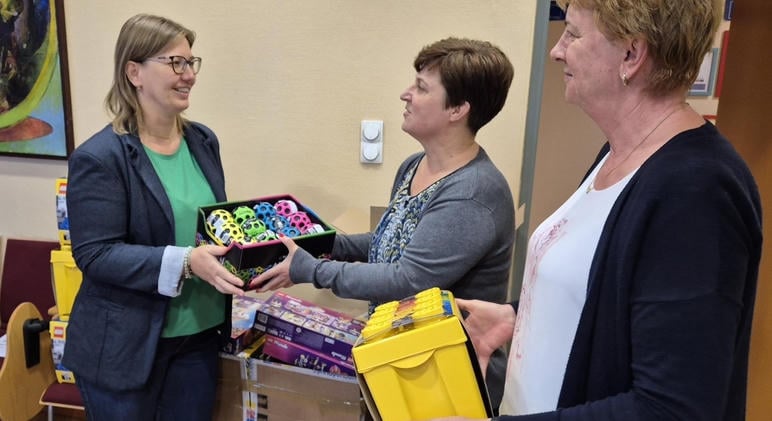 Közel nyolcmillió forint értékű fejlesztő eszközcsomagot ajándékozott partneriskoláinak az ELTE SRPSZKK