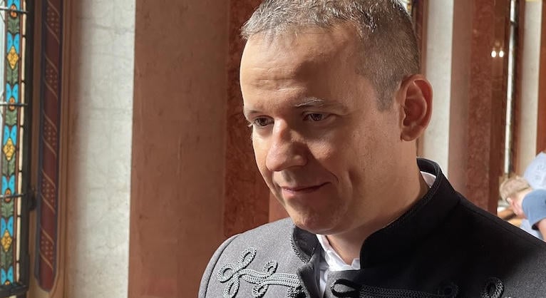 Közös arcok kötik össze a Fidesz és a Mi Hazánk világát