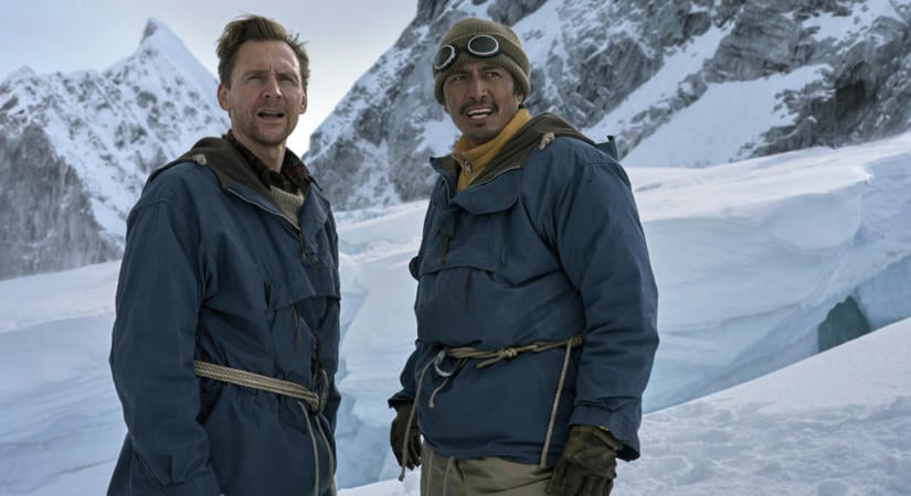 Már holnap streamingen: Tom Hiddleston és Willem Dafoe szereplésével érkezik az igaz történeten alapuló, lélegzetelállító kalandfilm