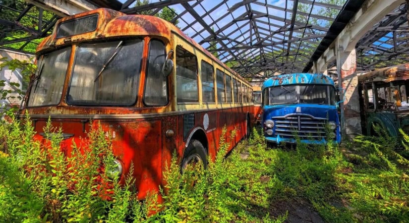 Lenyűgöznek a retró buszok? Amit ebben a rejtett csarnokban találtak, az egészen más (galéria)