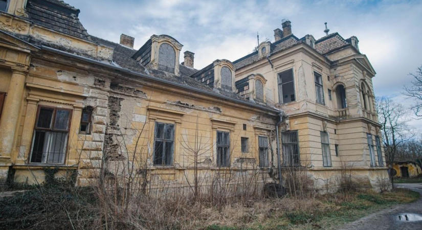 Múltja főúri, jelene méltatlan – így pusztul a tengelici Schell-kastély – GALÉRIA